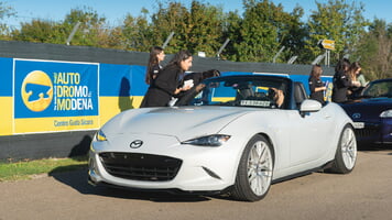 Mazda_MX-5_Guinness_World_Record_005_highres.jpg